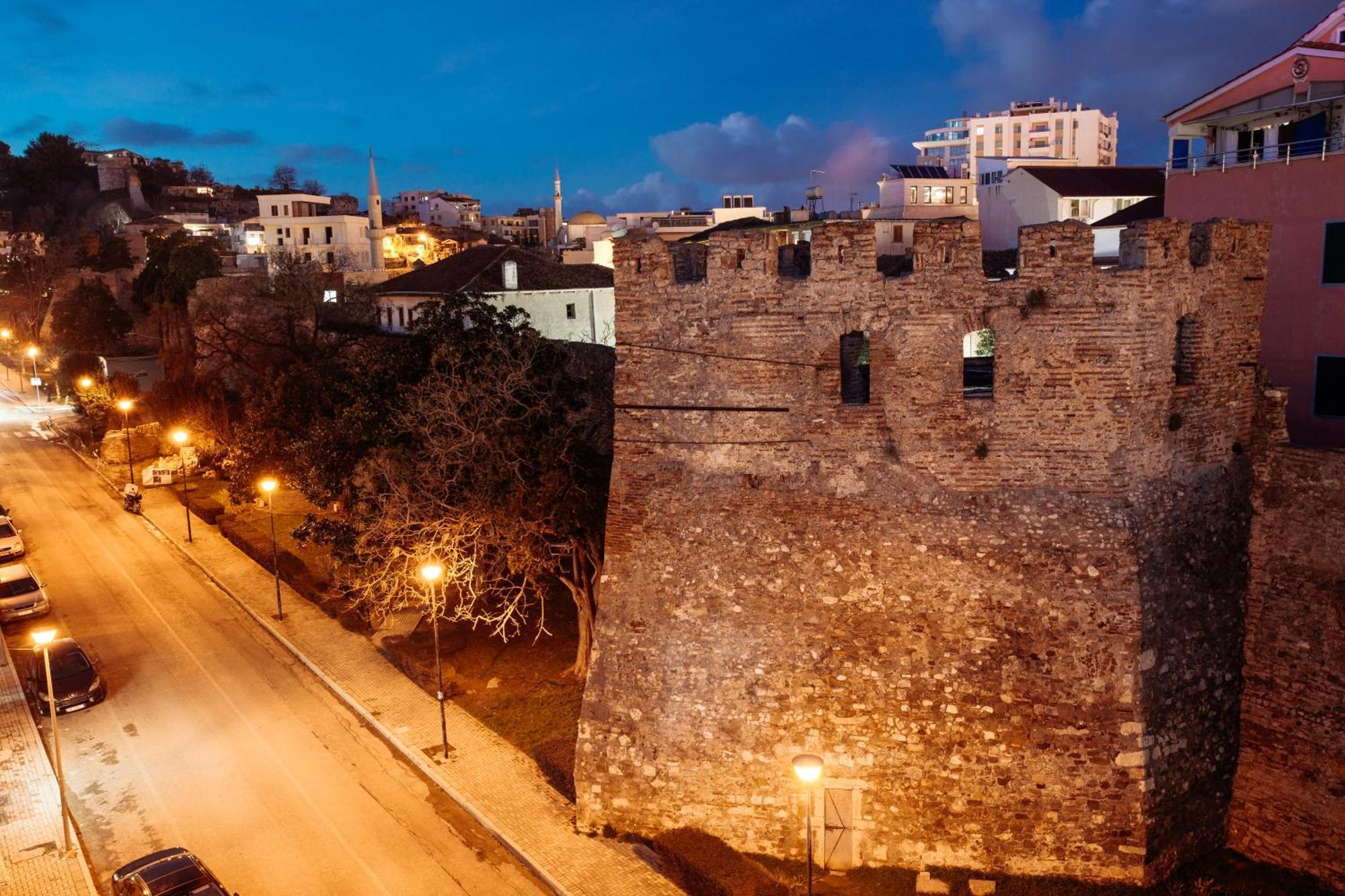 Super Apartment In The Ancient Roman Amphitheater Durres Ngoại thất bức ảnh
